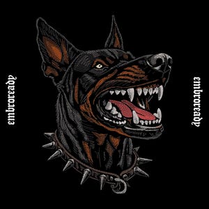 Puede incluir: Imagen bordada de un perro Doberman Pinscher gruñendo, con dientes expuestos y un collar de púas. El perro es negro y marrón con la lengua roja, sobre un fondo negro. La palabra "embroready" está escrita verticalmente.