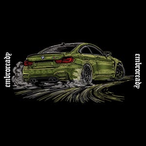 Peut inclure: Illustration brodée vert olive d'une BMW M4 en dérive sur fond noir. La voiture est vue de l'arrière, avec de la fumée et des traces de pneus. Le mot "embroready" est écrit verticalement des deux côtés de l'image.