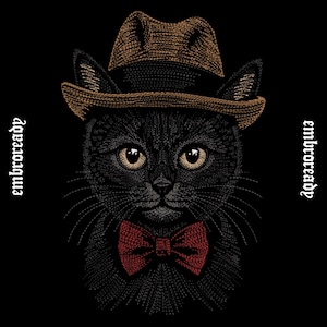 Pode incluir: Um gráfico bordado sobre um fundo preto apresentando um gato preto usando um chapéu fedora marrom e uma gravata borboleta vermelha. O texto "embroready" está impresso verticalmente em ambos os lados do gato em uma fonte gótica branca.
