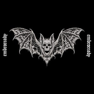 Peut inclure: Une illustration graphique blanche sur fond noir représentant une chauve-souris avec une tête de crâne et des ailes déployées. Le texte "embroready" est imprimé verticalement en police gothique de chaque côté du motif central.