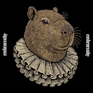 Puede incluir: Una ilustración de un capibara marrón con textura de pelaje detallada, que lleva un gran cuello de volantes plisado de color claro. El texto "embroready" está impreso verticalmente a ambos lados del animal sobre un fondo negro sólido.