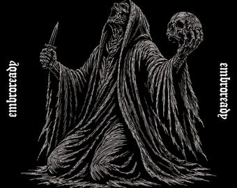 Diseño de bordado de ritual oscuro, figura encapuchada sosteniendo una calavera y una daga, descarga instantánea de archivos PES DST JEF.