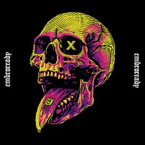 Puede incluir: Un bordado que muestra una calavera en hilos amarillo y magenta sobre un fondo negro. La calavera tiene una X sobre un ojo y una lengua larga con un pequeño parche cuadrado amarillo que muestra una cara sonriente. El texto embroready aparece a ambos lados.