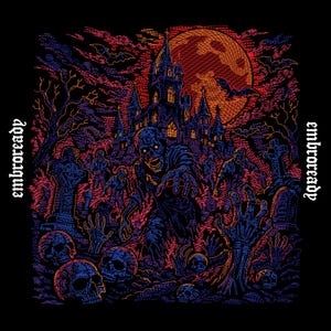 Peut inclure: Une broderie sur fond noir représentant un cimetière avec des zombies, des crânes et un château gothique sous une grande lune orange. Le texte "embroready" est imprimé verticalement sur les côtés gauche et droit du motif.
