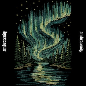 Könnte beinhalten: Ein gesticktes Design auf schwarzem Hintergrund mit einem leuchtend grünen und gelben Polarlicht über einem dunklen Wald und einem spiegelnden See. Der Text "embroready" ist auf beiden Seiten vertikal in einer gotischen Schriftart zu sehen.