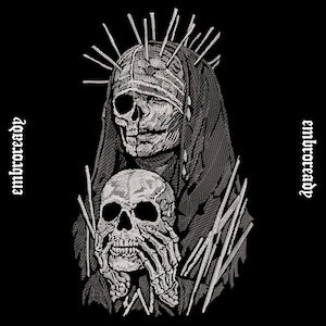 Puede incluir: Diseño bordado en blanco y negro que representa una figura con rostro de calavera que lleva una corona de espinas y sostiene una calavera. La imagen tiene la palabra "embroready" en fuente gótica en los lados izquierdo y derecho.