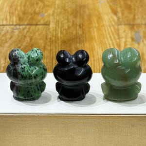 3-Pack Natural Crystal Cartoon Frog Carving Set, Assorted Gemstone Mini Figurine, Prosperity Energy Reiki Desktop Collectible Ornament