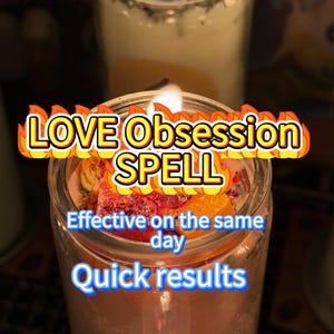 Può includere: Una candela accesa in un barattolo di vetro con la scritta "LOVE Obsession SPELL". La candela è circondata da frutta e fiori secchi. Il testo aggiuntivo recita "Effective on the same day" e "Quick results".