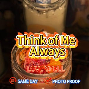 Könnte beinhalten: Ein Glas-Kerzenglas mit einer rosa Wachsbasis, das getrocknete Blumen und Kristalle enthält. Der Text "Think of Me Always LOVE SPELL" wird in einer flammenartigen Schrift angezeigt. Eine weitere Kerze ist im Hintergrund zu sehen.