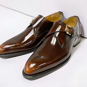 Könnte beinhalten: Ein handgefertigtes Serviertablett aus Holz mit natürlicher Oberfläche. Das Tablett hat eine rechteckige Form, erhöhte Kanten und integrierte Griffe. Die Holzmaserung ist sichtbar. Maße: ca. 45 cm lang, 30 cm breit und 5 cm hoch.