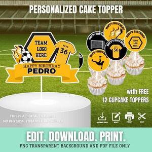 Könnte beinhalten: Ein personalisierter Tortenaufsatz und Cupcake-Topper mit Fußball-Thema. Der Haupt-Topper hat ein gelb-schwarzes Design mit dem Text "HAPPY BIRTHDAY PEDRO". Enthält einen Fußball, ein Trikot und den Text "TEAM LOGO HERE".
