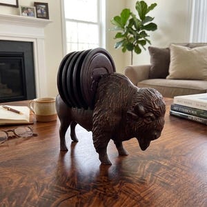 Set di sottobicchieri in legno realizzati a mano con bisonte, decorazione 3D a forma di bisonte intagliato, statuetta ornamentale, decorazione rustica per la casa, ideale per gli amanti dei parchi nazionali.