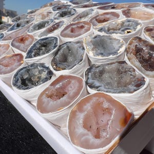 2.2ポンド大型瑪瑙ジオードバルクボックス（10インチセット）| 天然ブラジル産ドゥルージークォーツ | 原石水晶標本ロット | 魔女のホームデコレーション | ヒーリングギフト