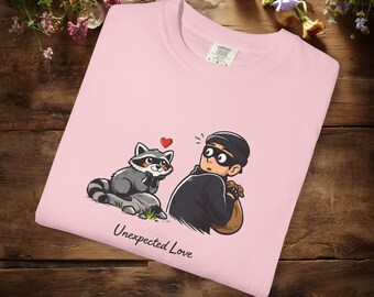 Waschbär & Masked Bandit Unerwartete Liebe Valentine T-Shirt - GLOBALE FARBEN