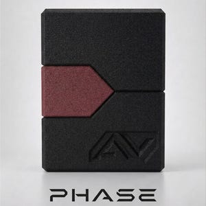 Könnte beinhalten: Eine schwarze, strukturierte Geldbörse mit einem weinroten Akzent in der Mitte. Auf der Geldbörse steht unten das Wort "PHASE" sowie "ARCVault Core | Series 01". Die Geldbörse hat auch die Buchstaben "AV" eingraviert.