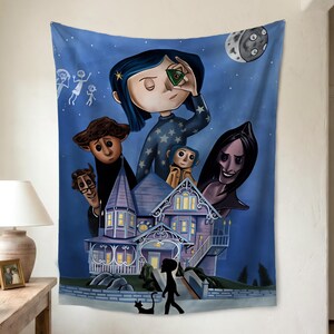 Puede incluir: Un tapiz azul con una ilustraci&oacute;n caprichosa de una casa y personajes de una historia de fantas&iacute;a. La obra de arte incluye una ni&ntilde;a con cabello azul, una casa con detalles morados y un cielo nocturno con una luna.