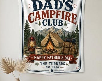 Arazzo vintage da campeggio "Dad's Campfire Club" personalizzato, decorazione da parete personalizzata con tenda di montagna e nome di famiglia per la festa del papà, decorazione rustica per la baita di montagna.