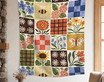 Puede incluir: Un tapiz de pared rectangular con un patrón de cuadrícula de varias ilustraciones botánicas e insectos, incluyendo girasoles, margaritas, campanillas, abejas, una mariposa y cuadrados a cuadros en tonos amarillos, azules, rojos y marrones.