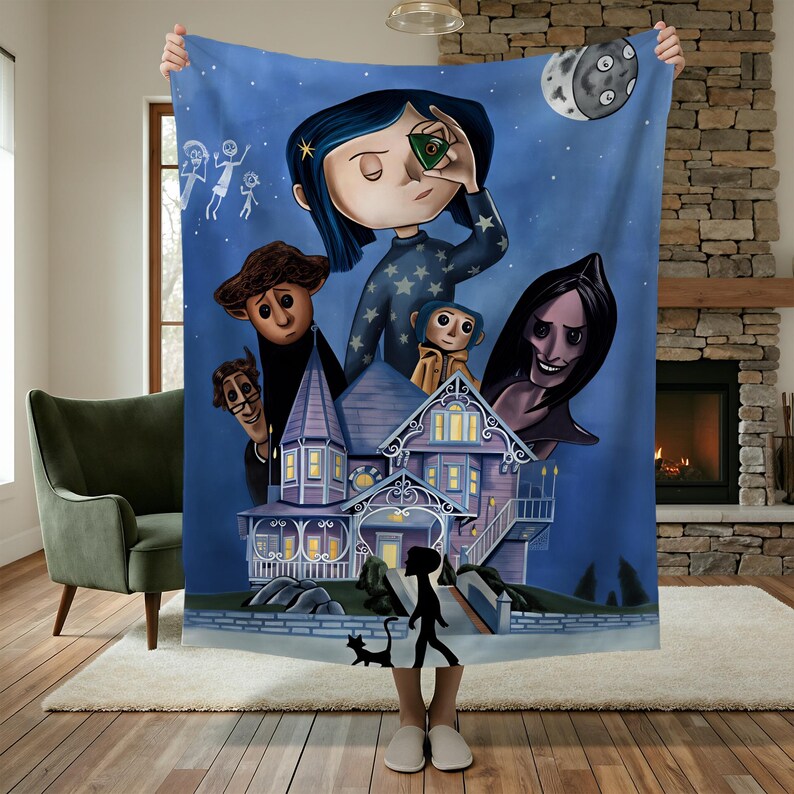 Puede incluir: Una manta azul con una ilustraci&oacute;n de dibujos animados que muestra a una ni&ntilde;a sosteniendo un objeto verde, rodeada de otros personajes y una casa. El dise&ntilde;o incluye una luna, estrellas y un gato negro. La manta es sostenida por una persona.