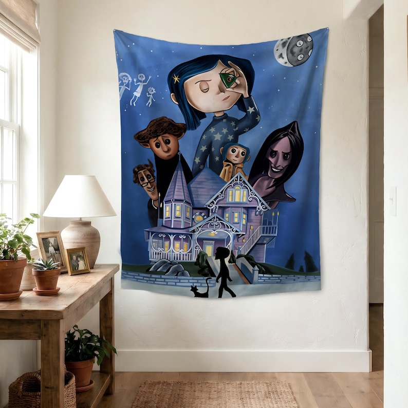 Puede incluir: Un tapiz azul con una ilustraci&oacute;n caprichosa de una casa y personajes de una historia de fantas&iacute;a. La obra de arte incluye una ni&ntilde;a con cabello azul, una casa con detalles morados y un cielo nocturno con una luna.