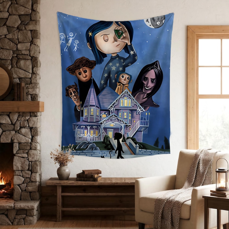 Puede incluir: Un tapiz azul con una ilustraci&oacute;n caprichosa de personajes y una casa de una pel&iacute;cula de fantas&iacute;a. La obra de arte incluye una ni&ntilde;a con cabello azul, una casa con techo morado y otros personajes. El fondo es un cielo nocturno estrellado.