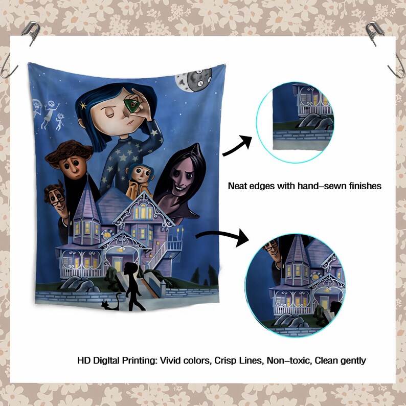 Puede incluir: Un tapiz azul con una ilustraci&oacute;n de dibujos animados de una casa y personajes de una pel&iacute;cula. La imagen tiene bordes limpios con acabados cosidos a mano. El texto en la parte inferior dice "Impresi&oacute;n digital HD: Colores vivos, l&iacute;neas n&iacute;tidas, no t&oacute;xico, limpiar suavemente."