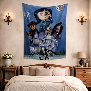 Puede incluir: Un tapiz azul con una ilustraci&oacute;n fant&aacute;stica de una ni&ntilde;a mirando a trav&eacute;s de un objeto verde, con una casa y varios personajes. La obra de arte est&aacute; ambientada contra un cielo estrellado con una luna creciente. Un gato negro y una silueta de una persona est&aacute;n en primer plano.