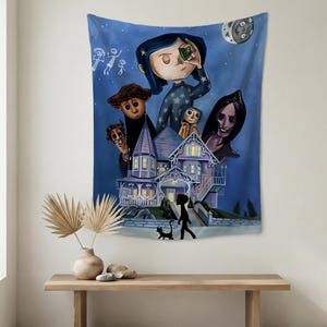 Puede incluir: Un tapiz azul con una ilustraci&oacute;n fant&aacute;stica de personajes y una casa. La obra de arte incluye una ni&ntilde;a con cabello azul, una casa con detalles morados y amarillos y un gato negro. El fondo es un cielo nocturno estrellado.