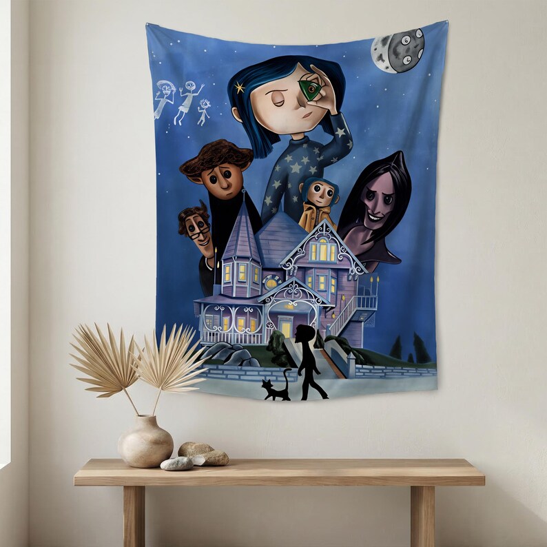 Puede incluir: Un tapiz azul con una ilustraci&oacute;n fant&aacute;stica de personajes y una casa. La obra de arte incluye una ni&ntilde;a con cabello azul, una casa con detalles morados y amarillos y un gato negro. El fondo es un cielo nocturno estrellado.