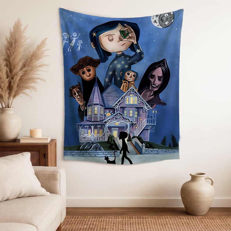 Puede incluir: Un tapiz azul con una ilustraci&oacute;n fant&aacute;stica de personajes y una casa. La obra de arte representa a una ni&ntilde;a con cabello azul, una casa con detalles morados y otras figuras. El fondo es un cielo estrellado con una luna creciente.