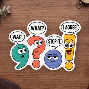 Op de afbeelding: Een gestanste sticker met vier geanimeerde leestekens met gezichten en tekstballonnen. Een groenblauwe komma zegt WAIT, een rood vraagteken zegt WHAT?, een blauwe punt zegt STOP IT. en een geel uitroepteken zegt I AGREE!.