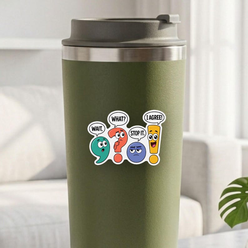 Op de afbeelding: Een olijfgroene reisbeker met een grijze deksel en een sticker van vier kleurrijke leestekens met gezichten en tekstballonnen: WAIT, WHAT?, STOP IT. en I AGREE!. De karakters zijn een groenblauwe komma, een rood vraagteken, een blauwe punt en een geel uitroepteken.