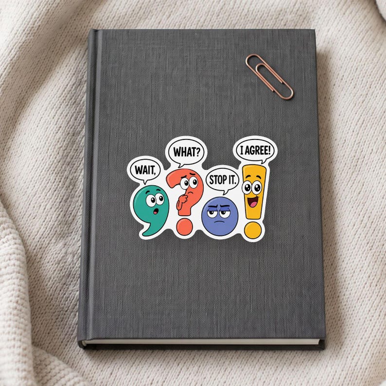 Op de afbeelding: Een donkergrijs notitieboek met een koperkleurige paperclip en een sticker met vier antropomorfe leestekens met tekstballonnen die de tekst: WAIT, WHAT?, STOP IT. en I AGREE! in zwarte hoofdletters bevatten.