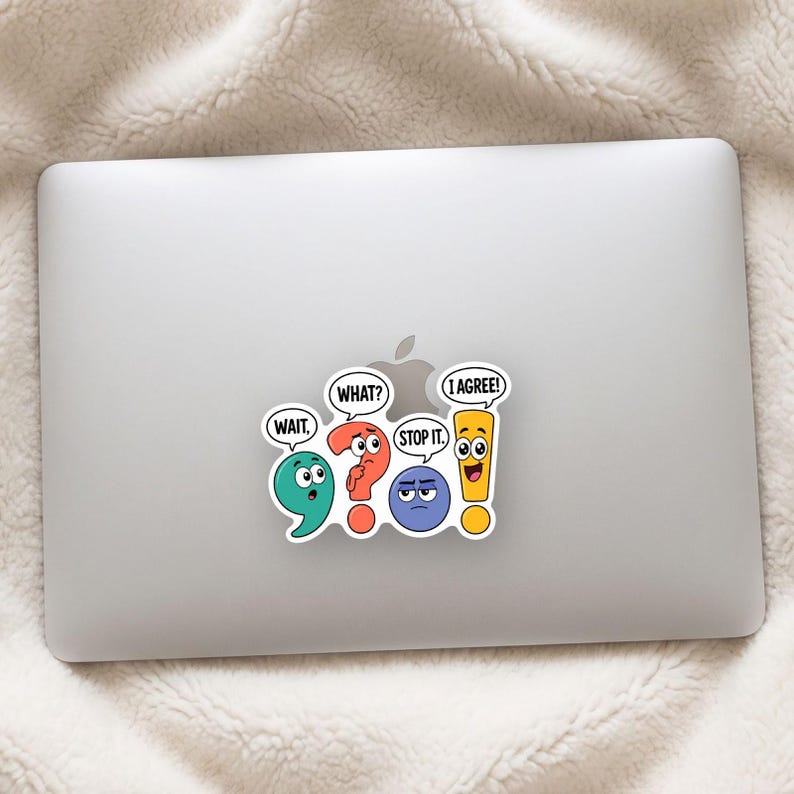 Op de afbeelding: Een vinylsticker met vier antropomorfe leestekens: een groenblauwe komma met de tekst WAIT, een rood vraagteken met WHAT?, een blauwe punt met STOP IT. en een geel uitroepteken met de tekst I AGREE!.