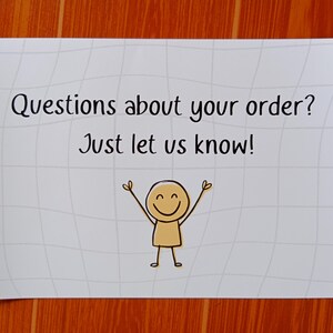 Op de afbeelding: Een witte rechthoekige kaart met een lichtgrijs ruitpatroon. De tekst luidt, Questions about your order? Just let us know! Onder de tekst staat een eenvoudige lijntekening van een beige stokfiguurtje met een lachend gezicht en opgeheven armen.
