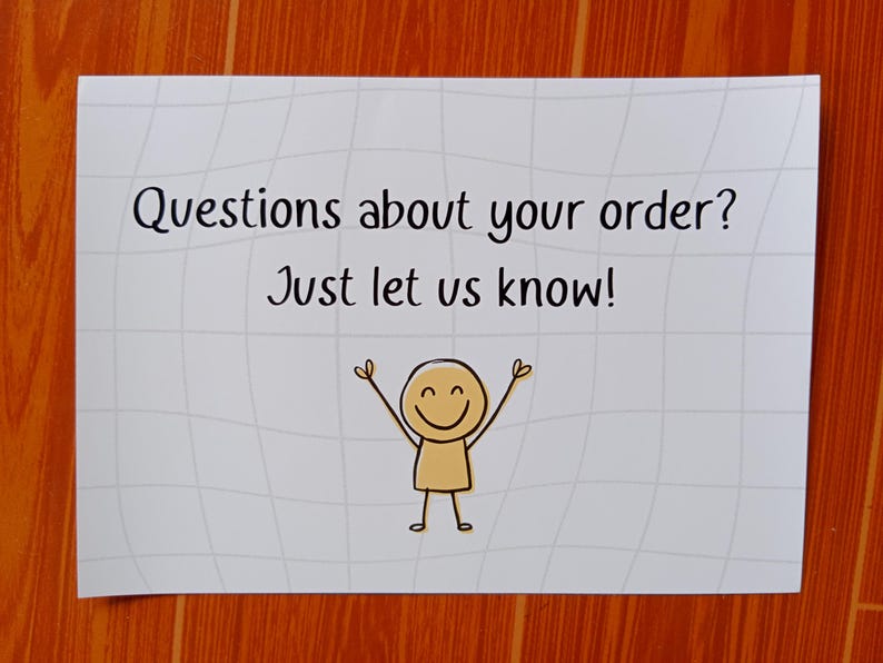 Op de afbeelding: Een witte rechthoekige kaart met een lichtgrijs ruitpatroon. De tekst luidt, Questions about your order? Just let us know! Onder de tekst staat een eenvoudige lijntekening van een beige stokfiguurtje met een lachend gezicht en opgeheven armen.