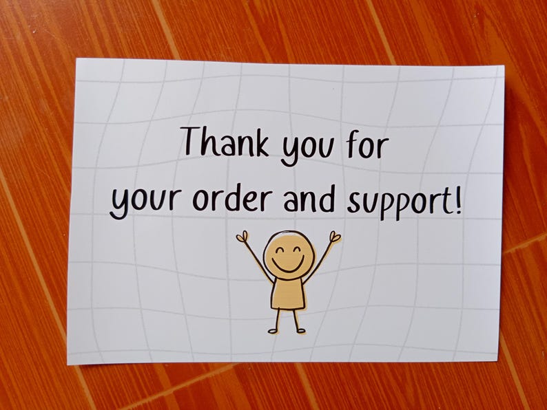 Op de afbeelding: Een rechthoekige witte kaart met een lichtgrijs ruitpatroon. De tekst luidt, Thank you for your order and support! Onder de tekst staat een eenvoudige lijntekening van een beige stokfiguurtje met opgeheven armen en een lachend gezicht.
