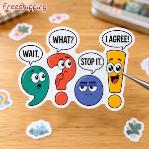 Op de afbeelding: Een gestanste sticker met vier antropomorfe leestekens met tekstballonnen. Een groene komma zegt WAIT, een rood vraagteken zegt WHAT, een blauwe punt zegt STOP IT en een geel uitroepteken zegt I AGREE.