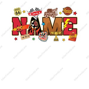 Op de afbeelding: Een kleurrijk grafisch ontwerp met het woord "NAME" in grote, gestileerde letters. Het ontwerp bevat elementen uit de film "Cars", waaronder het Route 66-bord, een geblokte vlag en het "Rust-eze"-logo. Andere details zijn een taart en een trofee.