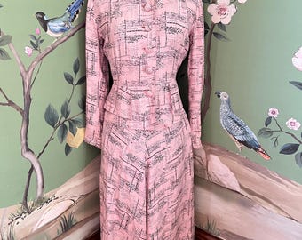 Traje de falda de rayón rosa claro con estampado abstracto gris y negro de los años 40