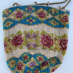 Fantastisk flerfärgad aftonväska med blommiga pärlor från 1920-talet