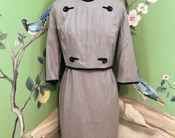 1960er Jahre Graues Wollkleid und Jacke mit schwarzer Borte