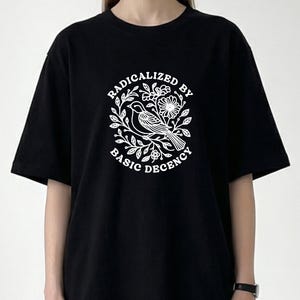 T-shirt med radikaliserad anständighet, progressiv aktivist för social rättvisa, vänlighet anti-hat blommig fågel casual skjorta, progressiv gåva