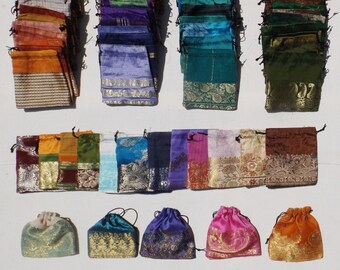 100 pièces, 4 x 4 pouces sacs à bijoux avec cordon de serrage recyclé, pochettes en tissu sari indien, cadeau, sacs pour cadeaux de mariage, mélange de tissus SOI ~ 03