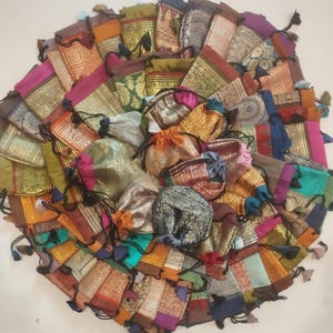 50 o 100 pezzi, 4 x 4 pollici Sacchetti per gioielli con coulisse riciclati, sacchetti in tessuto sari indiano, regali, sacchetti per bomboniere, tessuto misto DL