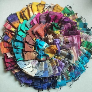 100 o 200 sacchetti per gioielli riciclati da 2" x 2" pollici, sacchetti in tessuto sari indiano, sacchetti regalo misti, sacchetti per bomboniere, tessuti misti JP