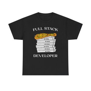 Op de afbeelding: Zwart T-shirt met de witte tekst "FULL STACK DEVELOPER". De afbeelding toont een stapel pizzadozen met een pizza erop. Op elke doos staat "PIZZA".