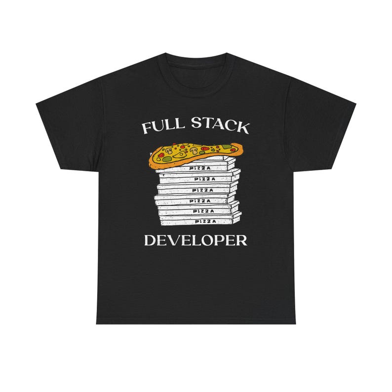 Op de afbeelding: Zwart T-shirt met de witte tekst "FULL STACK DEVELOPER". De afbeelding toont een stapel pizzadozen met een pizza erop. Op elke doos staat "PIZZA".