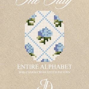 Könnte beinhalten: Ein Kreuzstichmuster mit dem Titel "The Tilly" mit einem floralen Design in Blau und Grün. Der Text "ENTIRE ALPHABET" und "BAG CHARM CROSS STITCH PATTERN" sind ebenfalls sichtbar. Der Hintergrund ist beige.