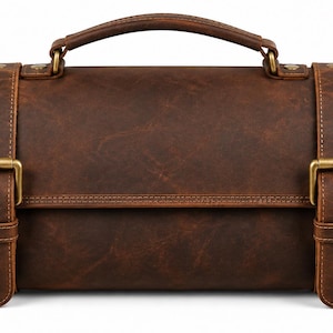 Puede incluir: Un bolso cilíndrico de color marrón oscuro con acabado liso, que cuenta con un asa superior y dos correas verticales aseguradas por hebillas de metal en tono latón. El bolso tiene un diseño horizontal estructurado con costuras visibles.